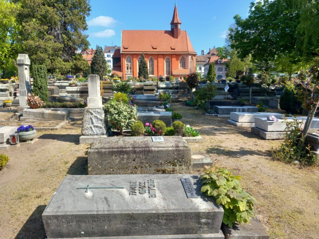 Unser Grab mit Blick auf Johanniskapelle